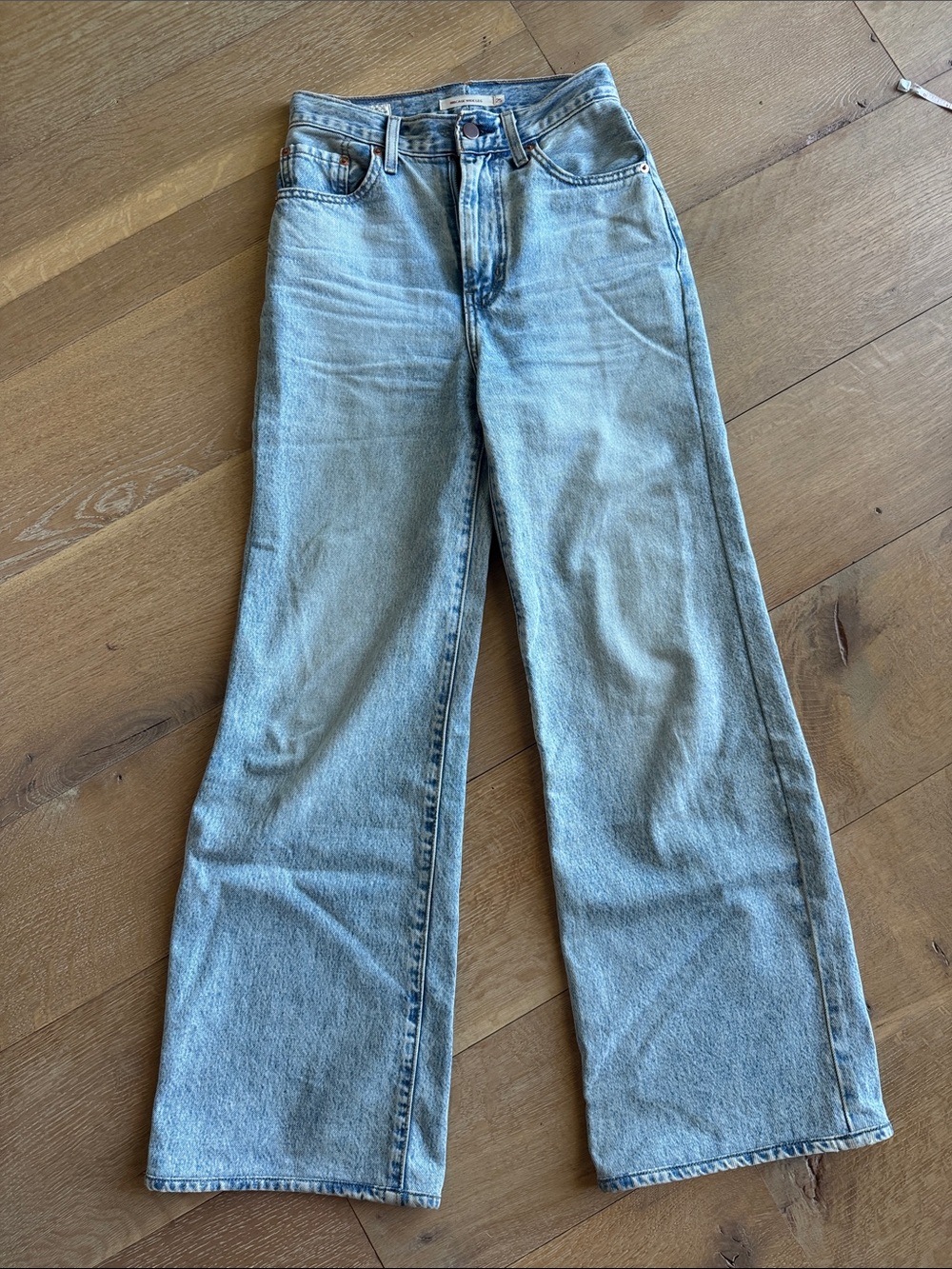 Levi’s High-Rise Ribcage Wide Leg Jeans- size 25